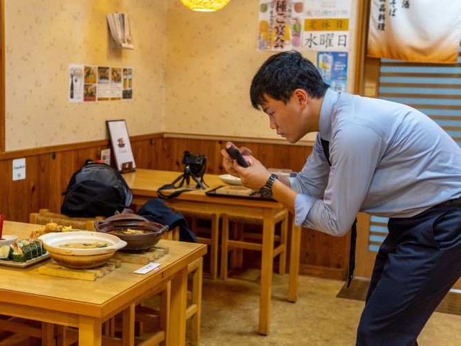 写真撮影をする人